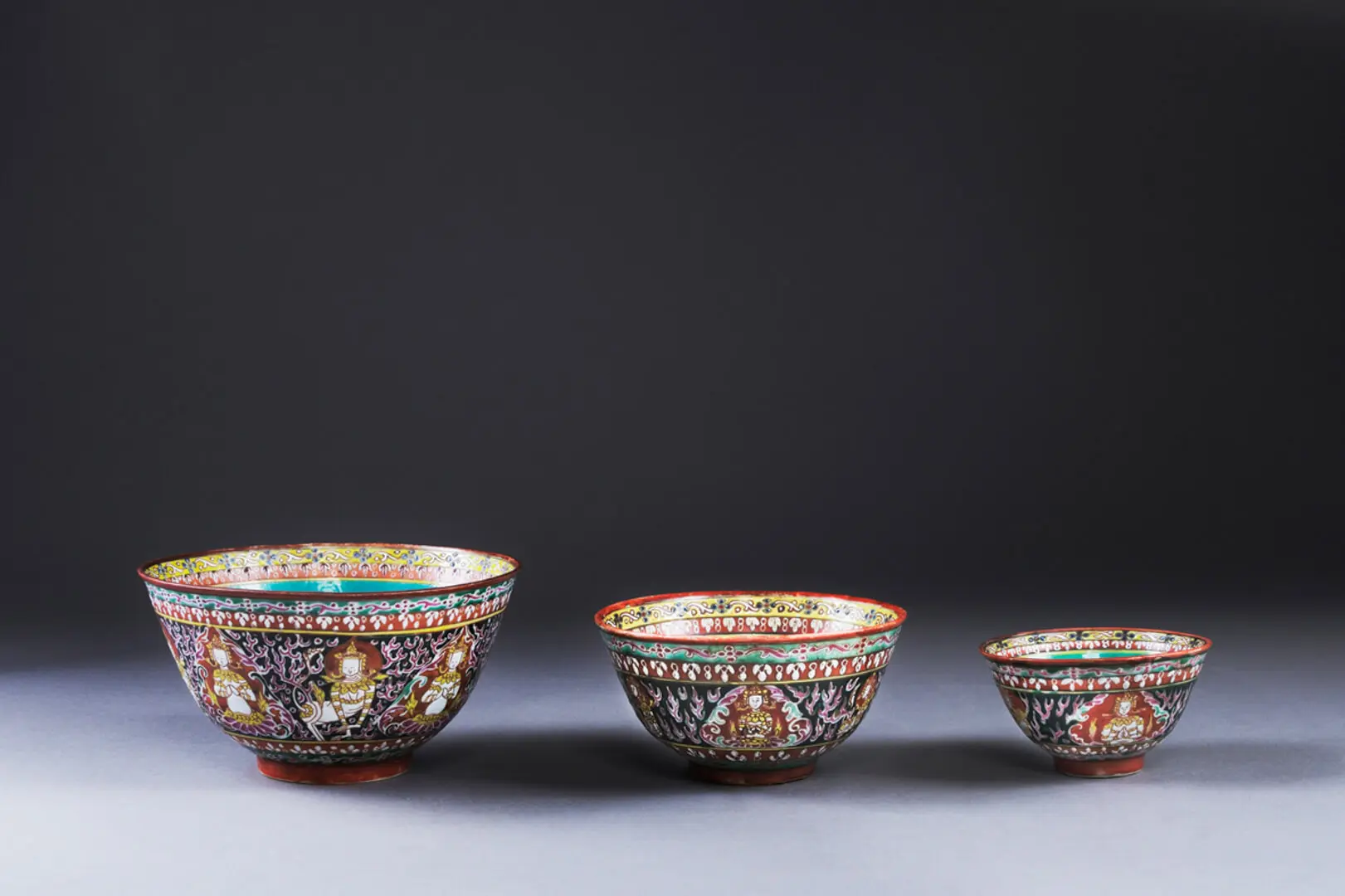 Taças bencharong – Tailândia, Porcelana, esmaltes, China para o mercado tailandês, Período Ayutthaya, Séc. XVIII (meados)