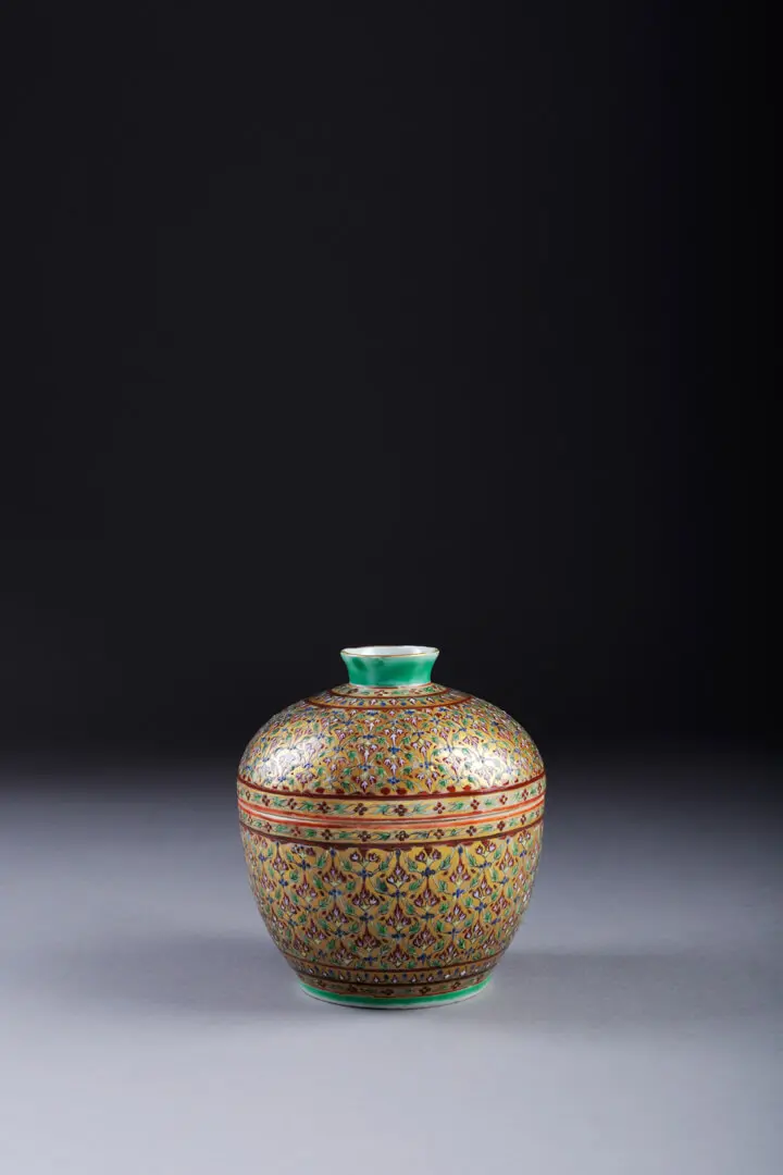 Taça bencharong com tampa – Tailândia, Porcelana, esmaltes, ouro, China para o mercado tailandês, Período Rattanakosin, Séc. XIX (início)