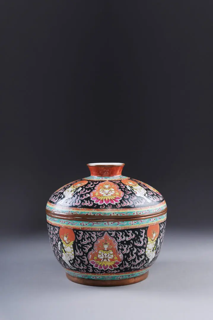 Taça bencharong com tampa – Tailândia, Porcelana, esmaltes, China para o mercado tailandês, Período Rattanakosin, Séc. XIX (2ª metade), CA-CFC.414