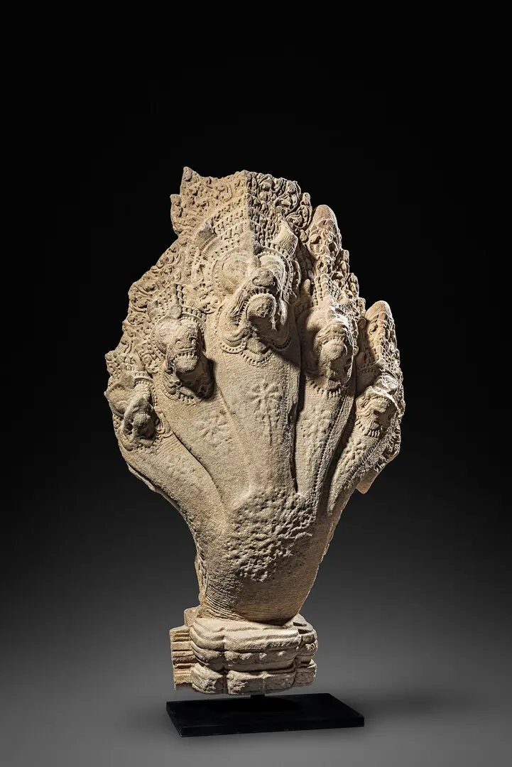 Remate em forma de Naga – Camboja, Pedra, Khmer, Período Angkor, estilo Baphuon, Séc. XI