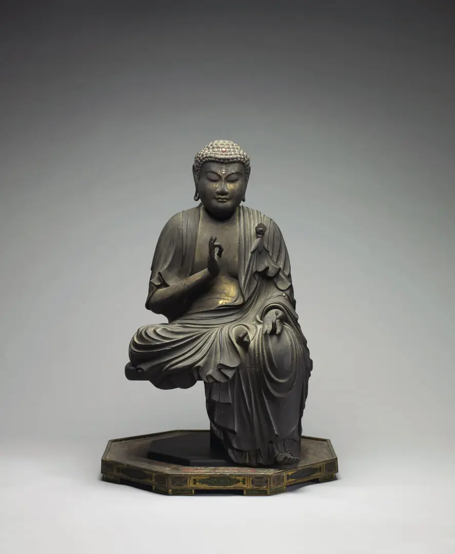 Figura de Buda Amida – Japão, Madeira, laca, ouro, olhos em cristal de rocha, Período Muromachi, séc. XV (meados)