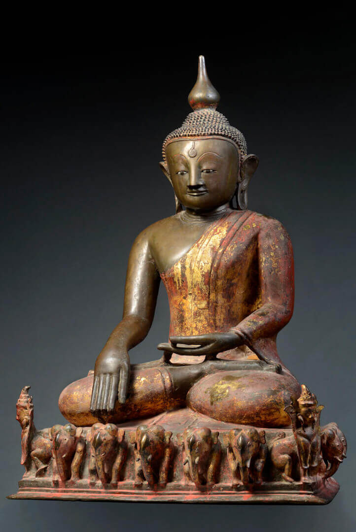 Figura de Buda Shakyamuni subjugando Mara