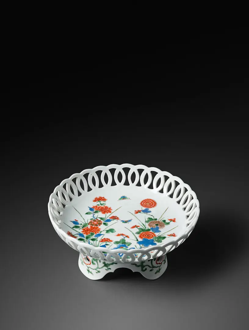 Bowl on stand – Japan, Porcelain, iron-red, blue, green, black enamels, gold, Kakiemon ware, Edo period, 17th c. (late)