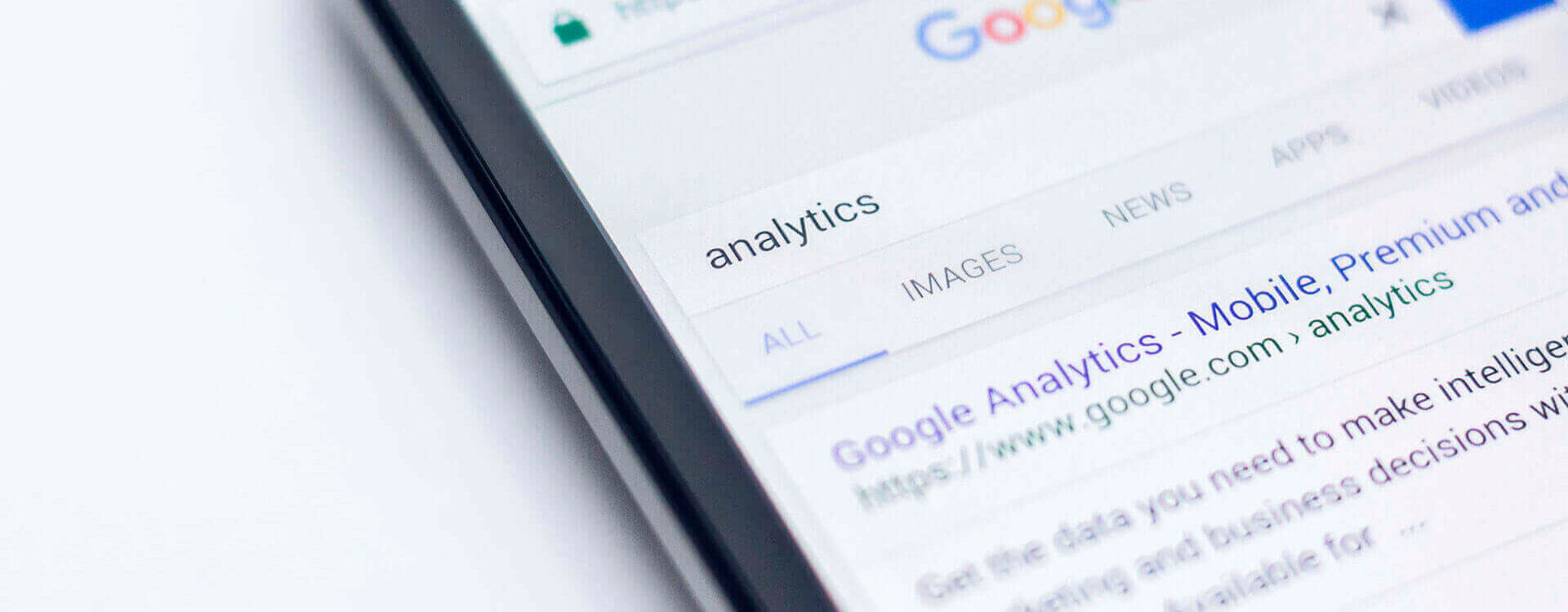 ecrã do telemóvel com uma busca no google por analytics