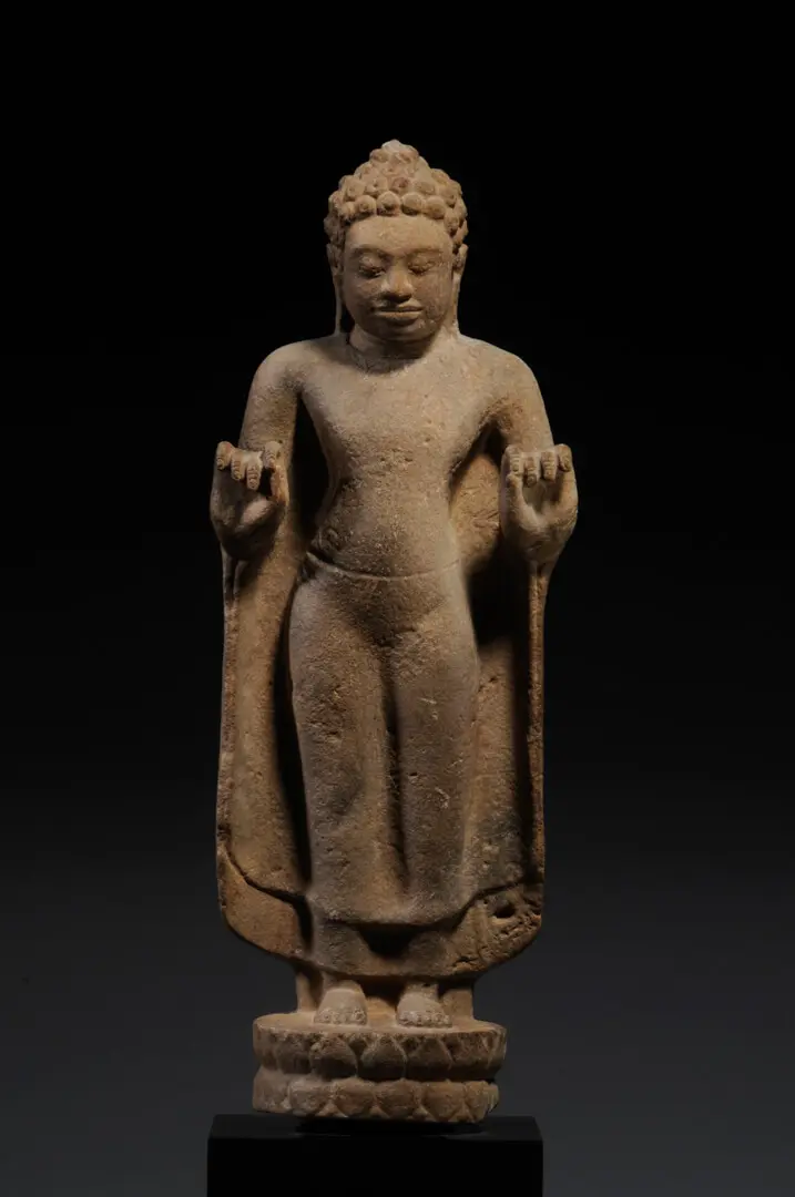 Figura de Buda Shakyamuni – Tailândia, Pedra, Escola de Dvaravati, Séc. VII–VIII