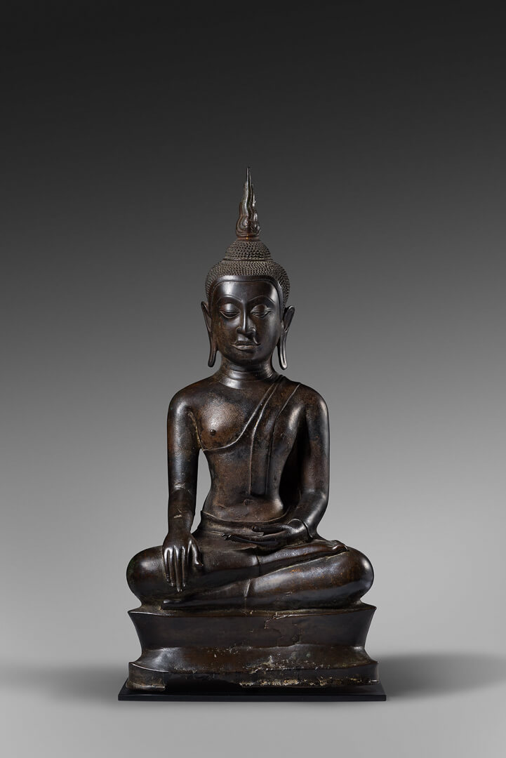 Figura de Buda Shakyamuni subjugando Mara