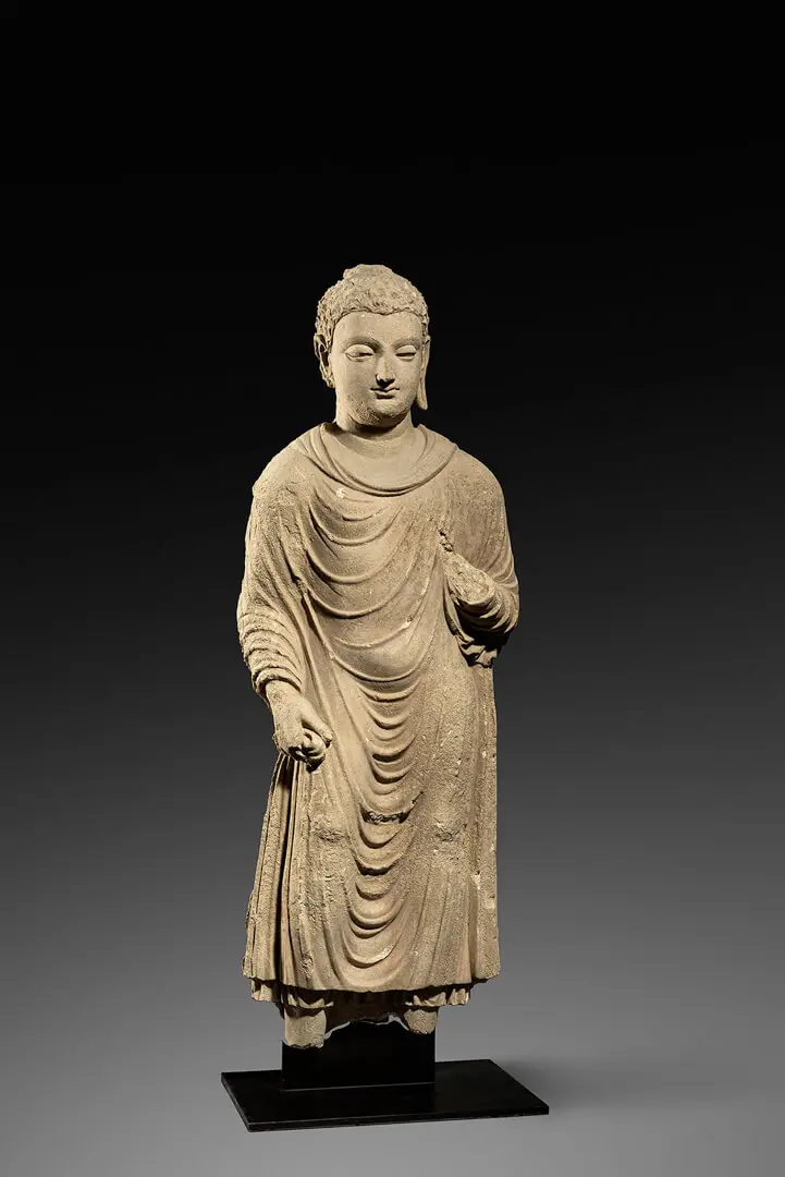 Figura de Buda – Índia, Estuque, pigmentos, Gandara, Afeganistão ou Paquistão, Séc. III–IV