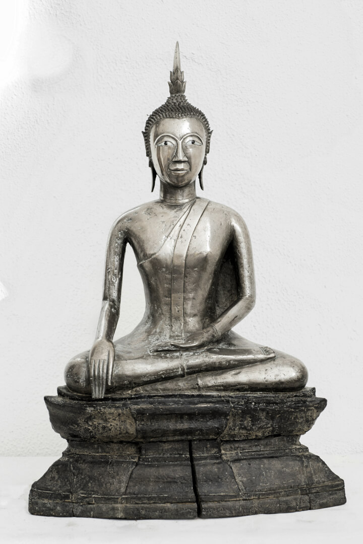 Figura de Buda Shakyamuni subjugando Mara