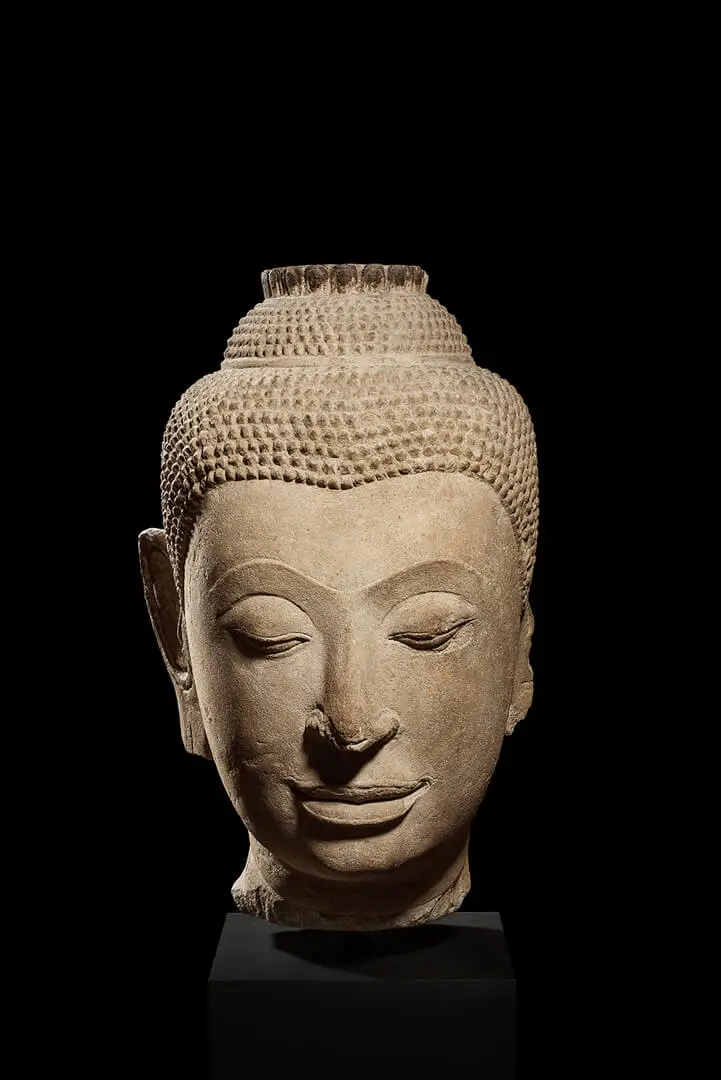 Cabeça de Buda Shakyamuni – Tailândia, Pedra, Escola de Ayutthaya, Séc. XIV (meados)