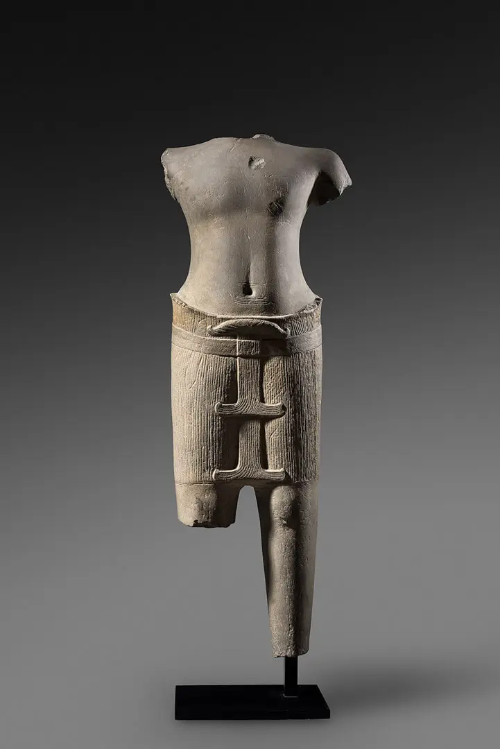 Torso masculino – Camboja, Pedra, Khmer, Período Angkor, estilo Angkor Wat, séc. XII
