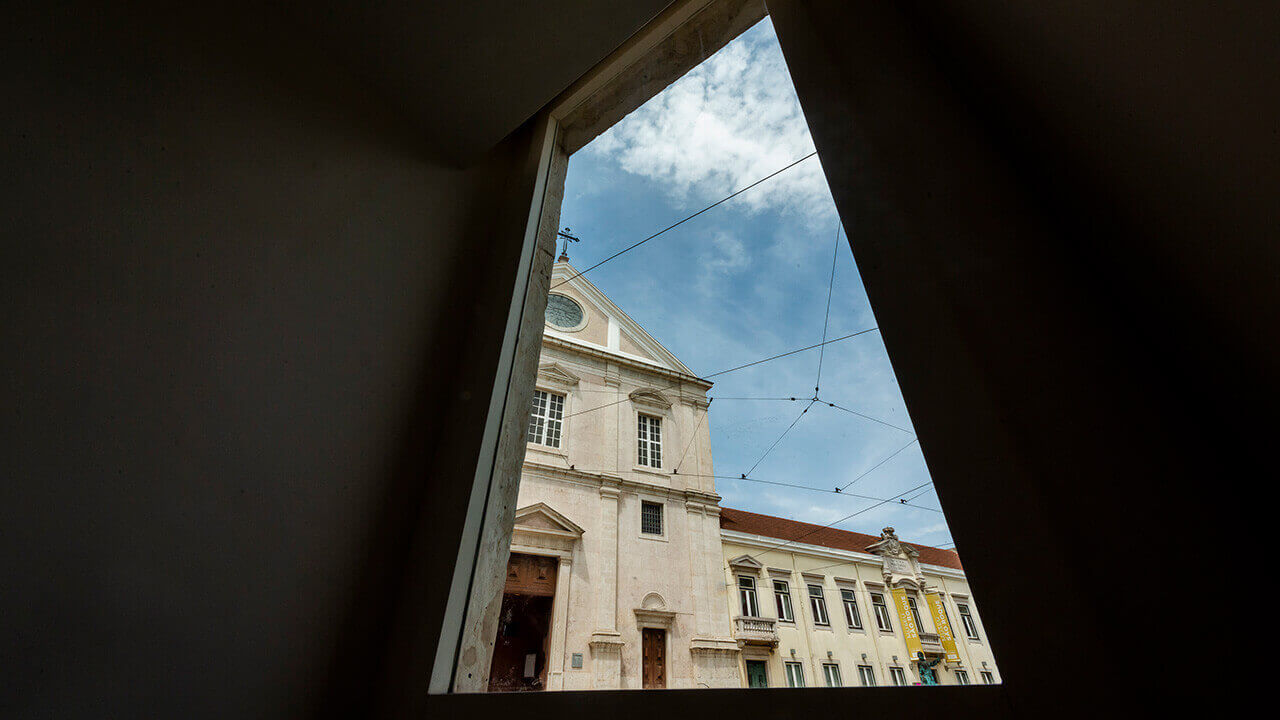 Vista da Igreja de São Roque através de uma janela do museu