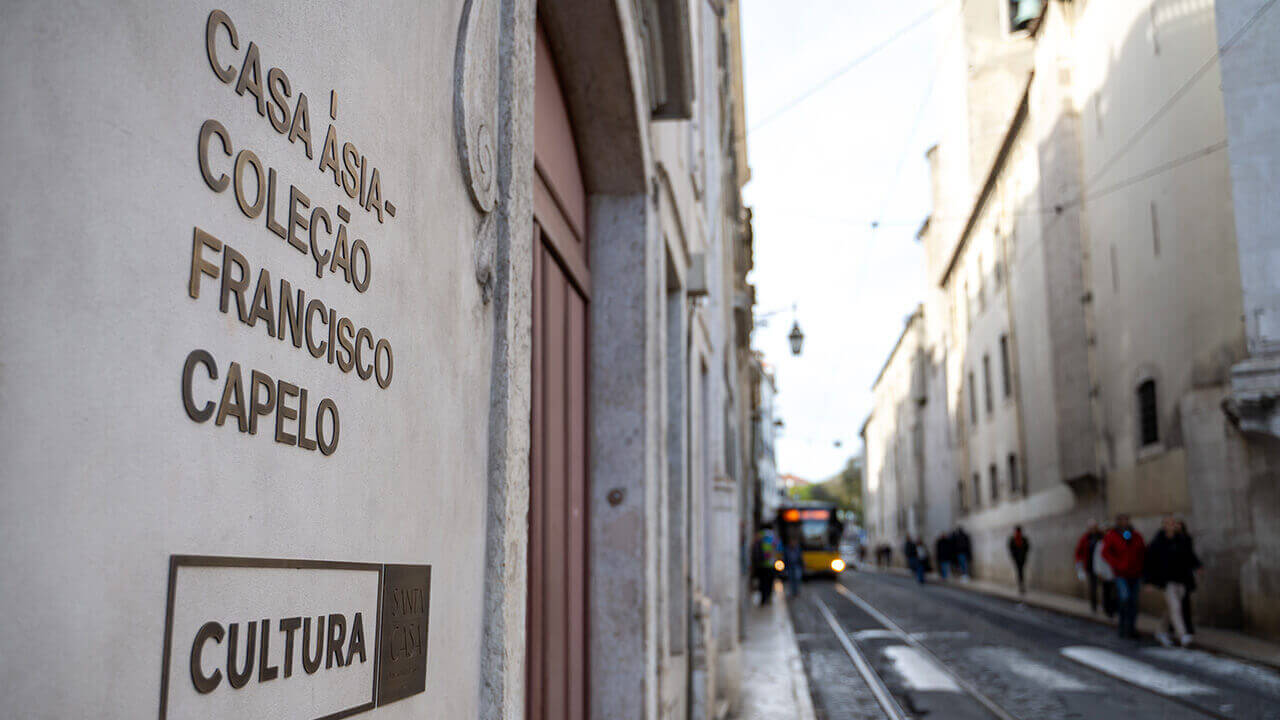 Placa Casa Ásia - Coleção Francisco Capelo na fachada do museu