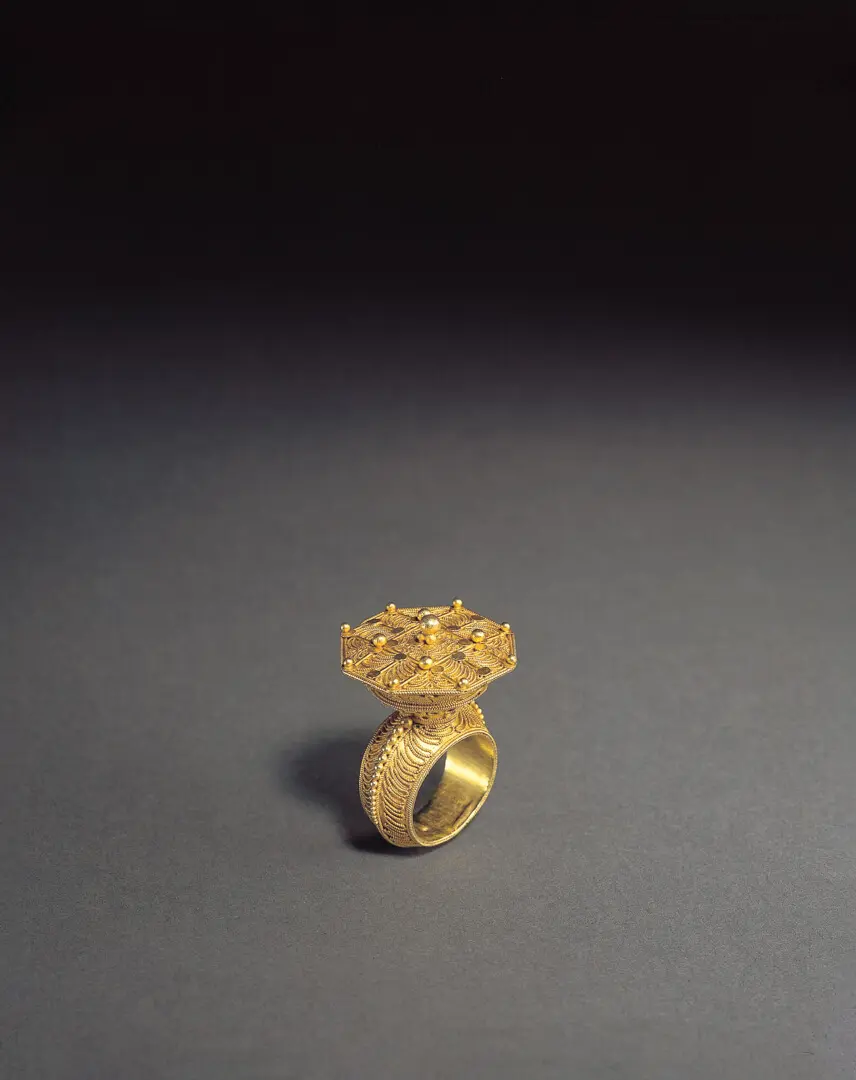 Anel de Homem (Cincin Topak Gajah) – Indonésia / Timor, Ouro, filigrana, granulado, Karo Batak, Sumatra norte, Séc. XX (início)