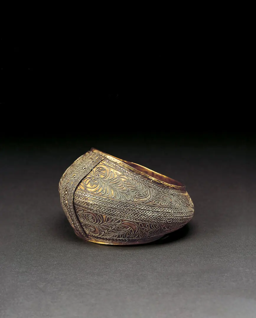 Woman's bangle (Galang Gadang) – Indonesia / Timor, Gilt silver, gold, filigree, Minangkabau, West Sumatra., 19th c.