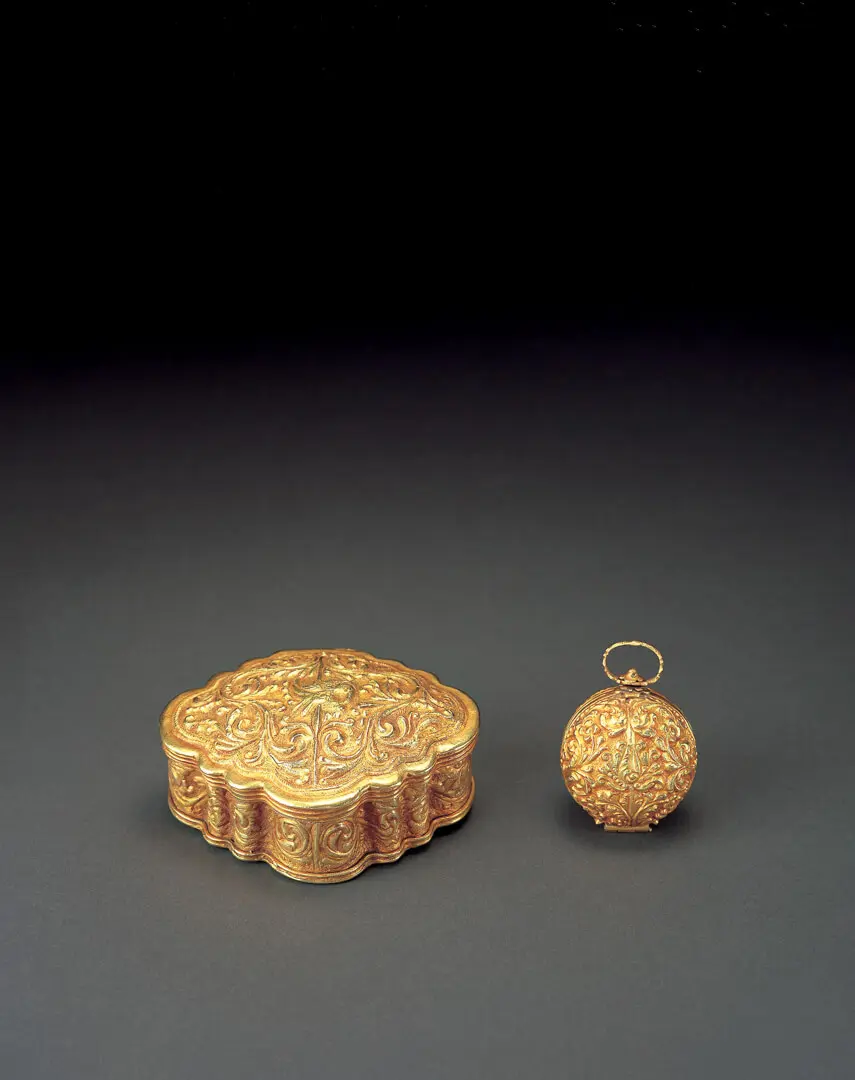 Tobacco and lime boxes – Indonesia / Timor, Gold repoussé, Bali, 19th c., Inv. CA-CFC. 489