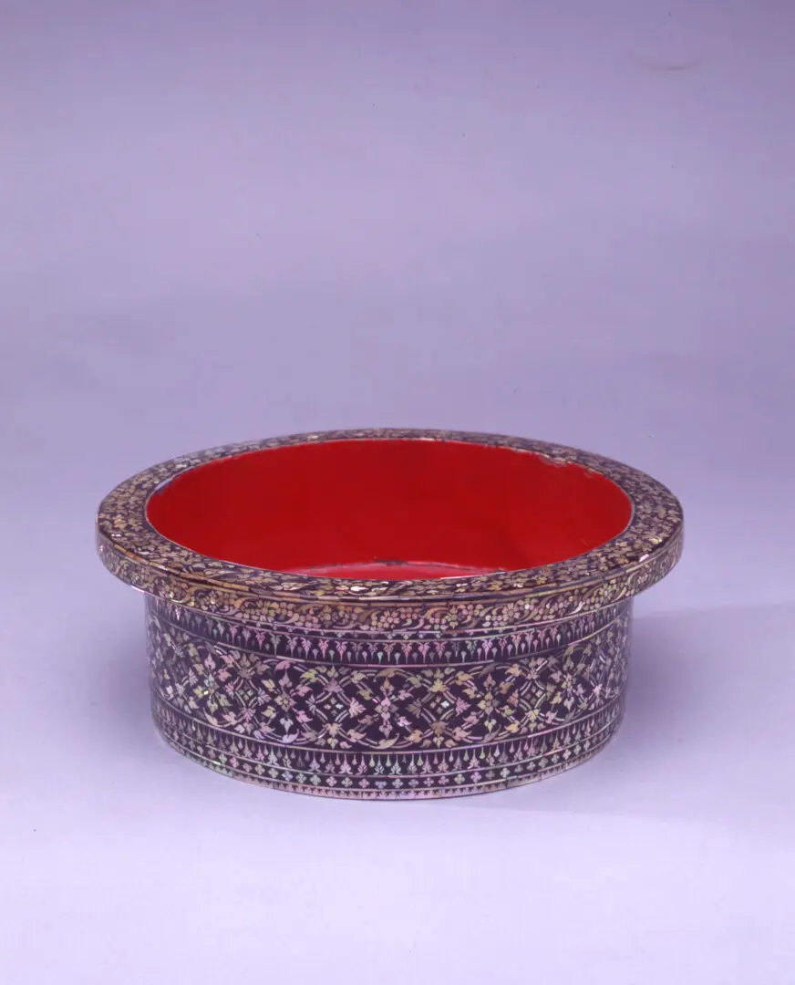 Offering tray – Thailand, Wood, lacquer, mother-of-pearl, Rattanakosin period, 19th c. (1st half)