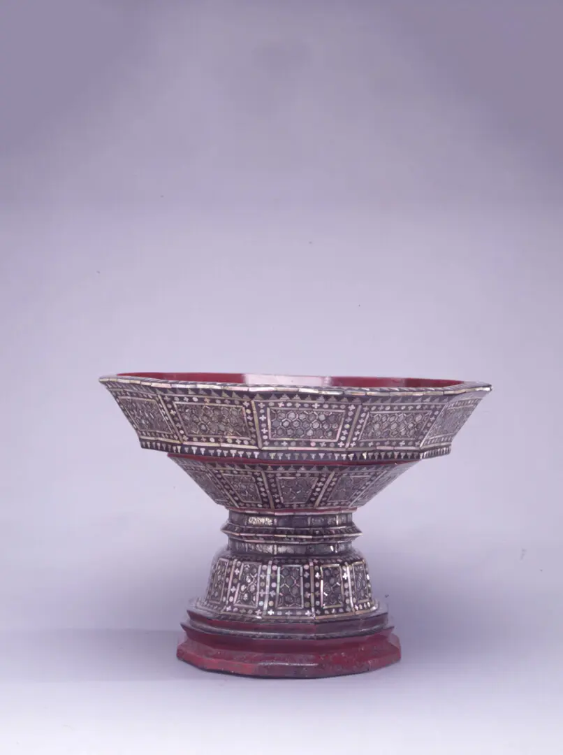 Offering tray – Thailand, Bamboo, lacquer, glass mirrored, Rattanakosin period, 19th c. (1st half)