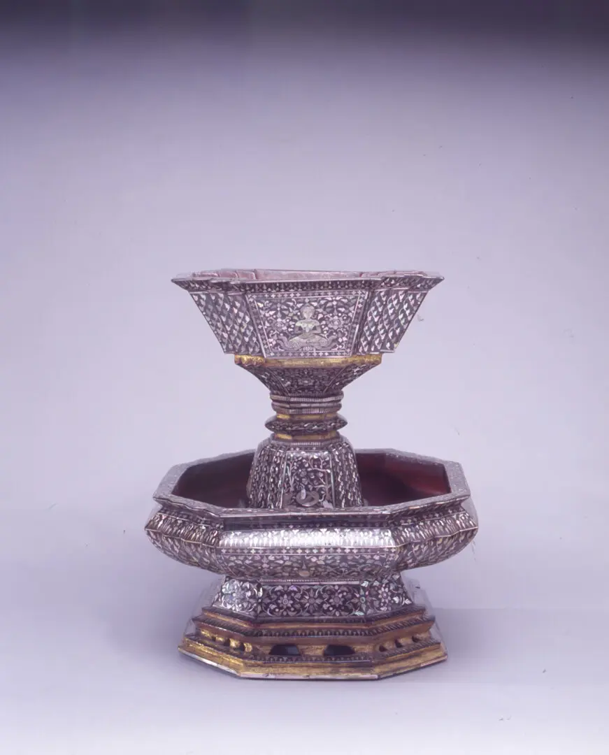 Offering tray – Thailand, Bamboo, lacquer, glass mirrored, gold, Rattanakosin period, 19th c. (2nd quarter)