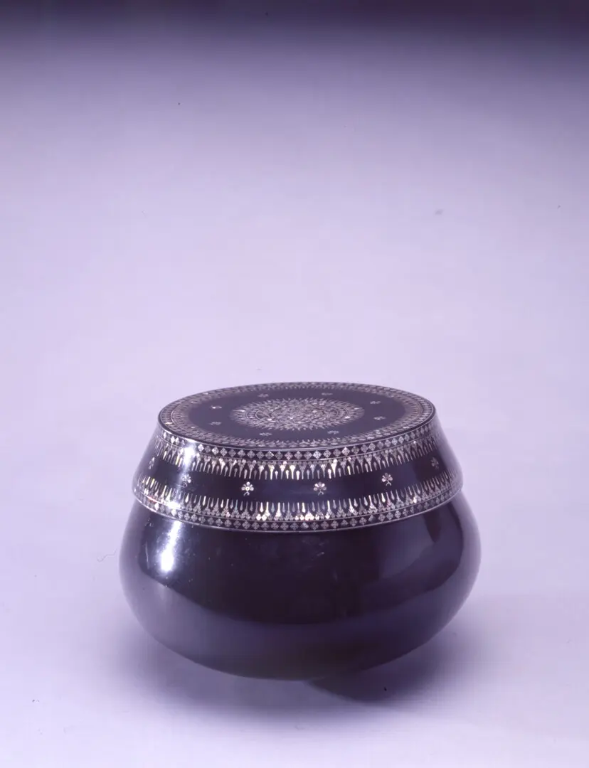 Caixa de esmolas – Tailândia, Bambu, laca, madrepérola,, Período Rattanakosin, séc. XIX (1ª metade)