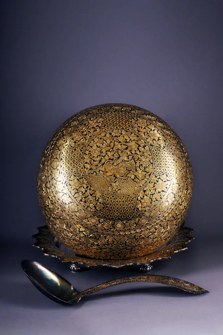 Taça cerimonial com tabuleiro e colher – Tailândia, Prata, ouro, técnica “niello”, Período Rattanakosin, Séc. XIX (meados)