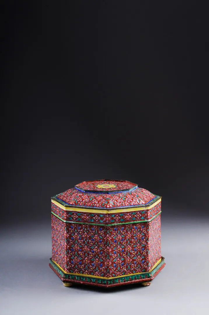Caixa de bétele – Tailândia, Metal, esmaltes, China para o mercado tailandês, Período Rattanakosin, Séc. XVIII/XIX