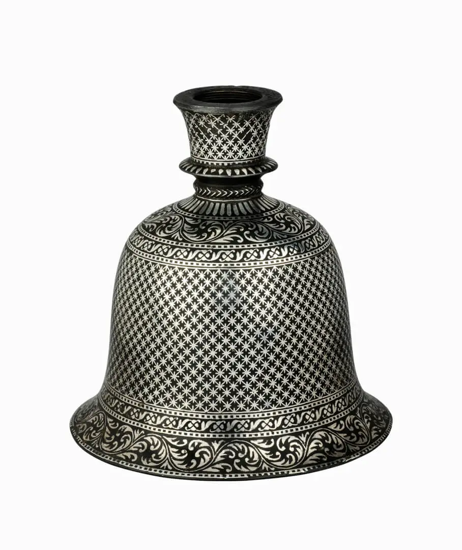 Base de hookah – Índia, Liga metálica, prata, técnica bidri, Bidar, Decão, Índia, Séc. XVIII (meados)