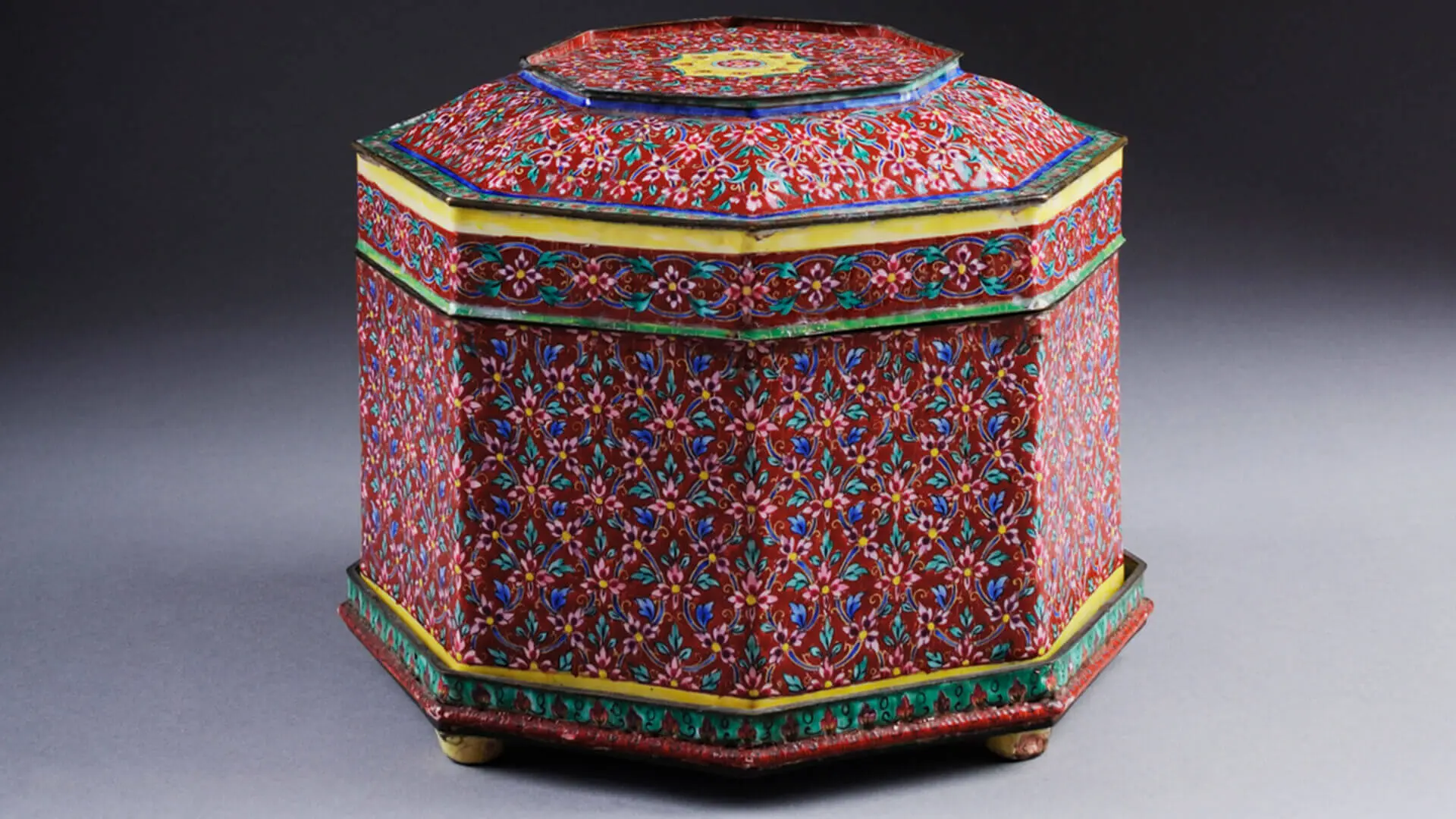 Caixa de bétele hexagonal, com decoração floral vermelha, azul e dourada