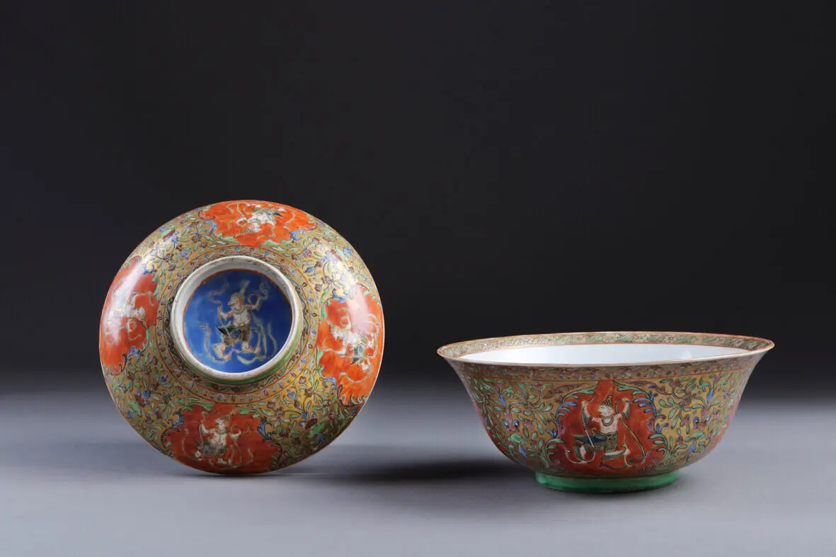 Taça lai nam thong com tampa – Tailândia, Porcelana, esmaltes, ouro, China para o mercado tailandês, Período Rattanakosin, Séc. XIX (início)