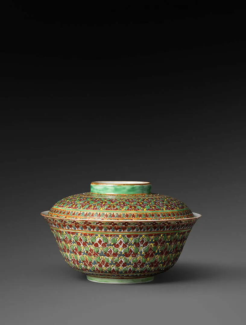Taça bencharong com tampa – Tailândia, Porcelana, esmaltes, China para o mercado tailandês, Período Rattanakosin, Séc. XIX (início)