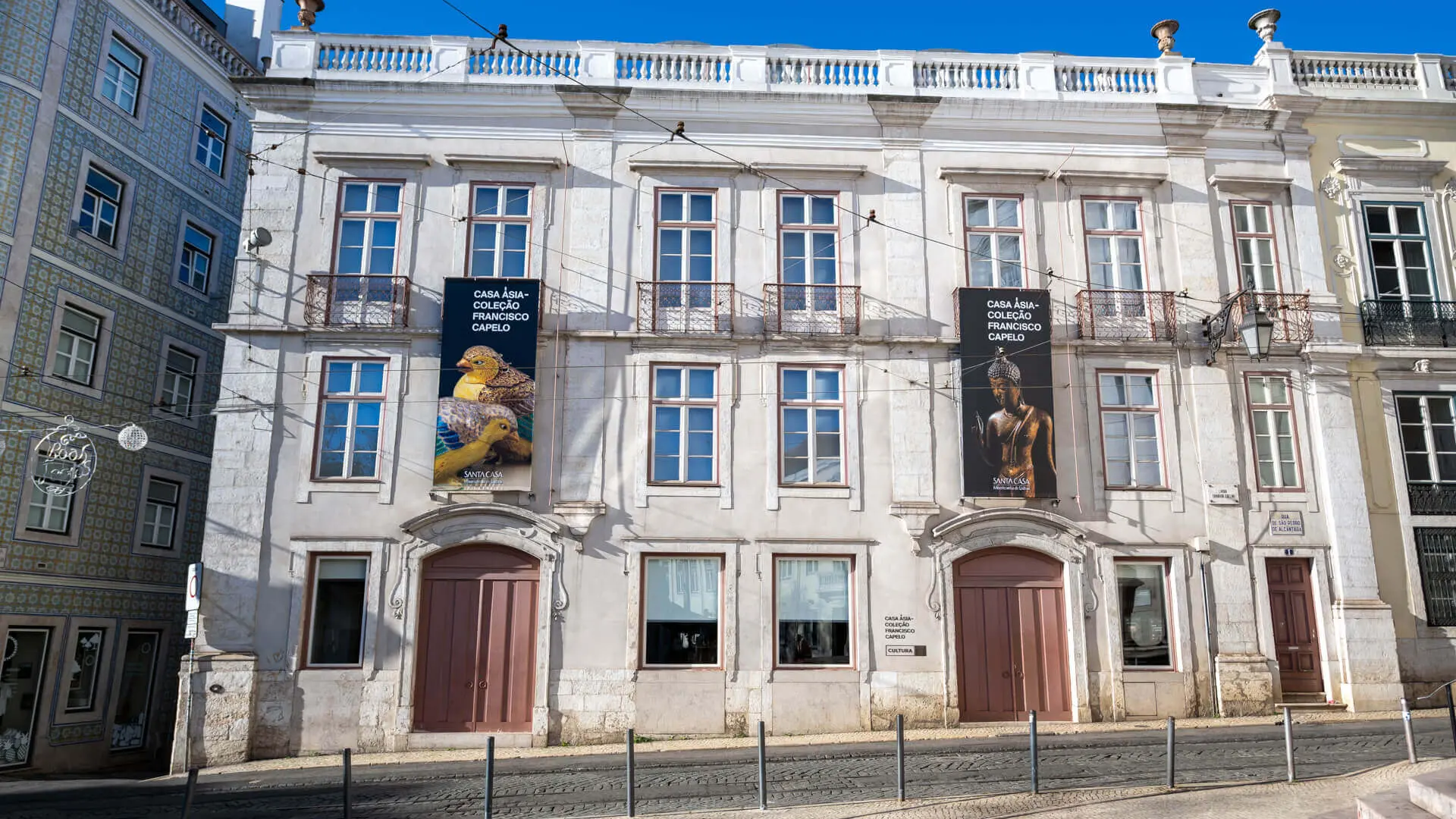 Façade of the Casa Ásia building, with two exhibition banners