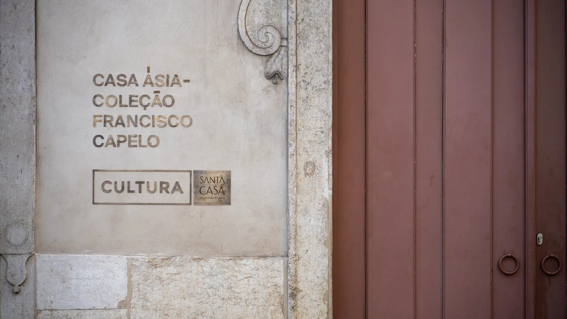 “Casa Ásia – Coleção Francisco Capelo” sign beside the museum entrance door