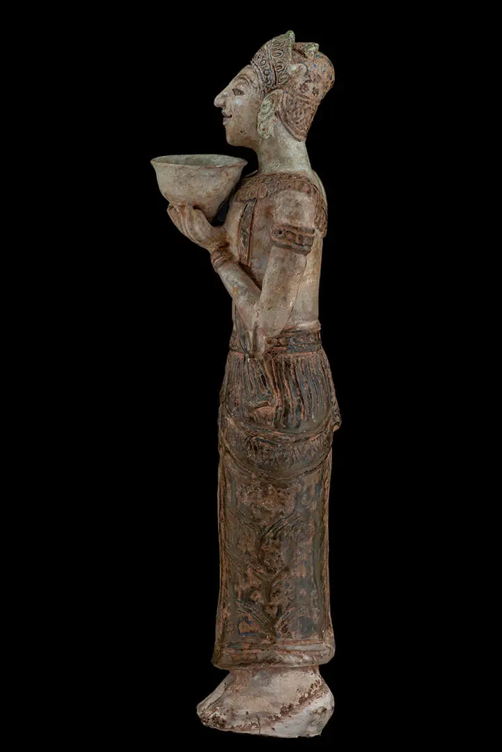 Figura votiva de perfil, virada para a esquerda, com a taça nas mãos
