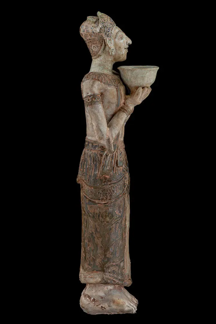 Figura votiva de perfil, virada para a direita, com a taça nas mãos