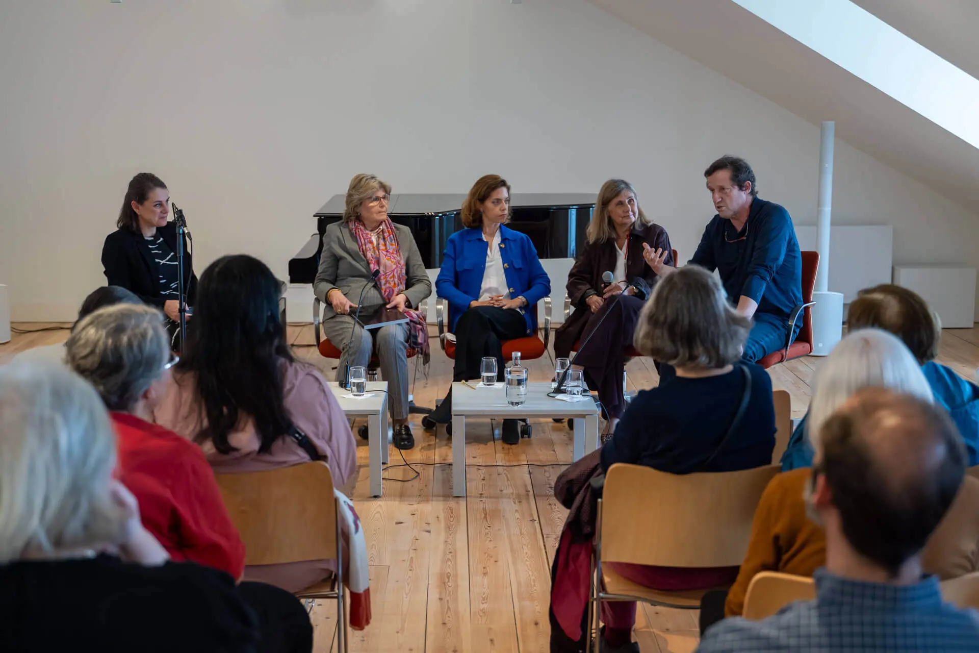 Conversa num auditório, com cinco oradores sentados diante do público, nas celebrações do primeiro ano da Casa Ásia