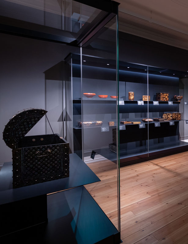 Sala de exposição da Casa Ásia com peças expostas em vitriines