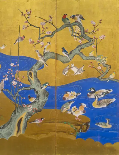 Pintura em fundo dourado com uma ameixeira em flor, pássaros e patos num rio azul