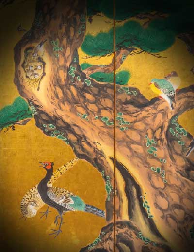 painel oriental pintado com arvore e animais
