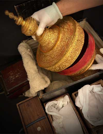 pessoa segura obra de arte oriental em ouro