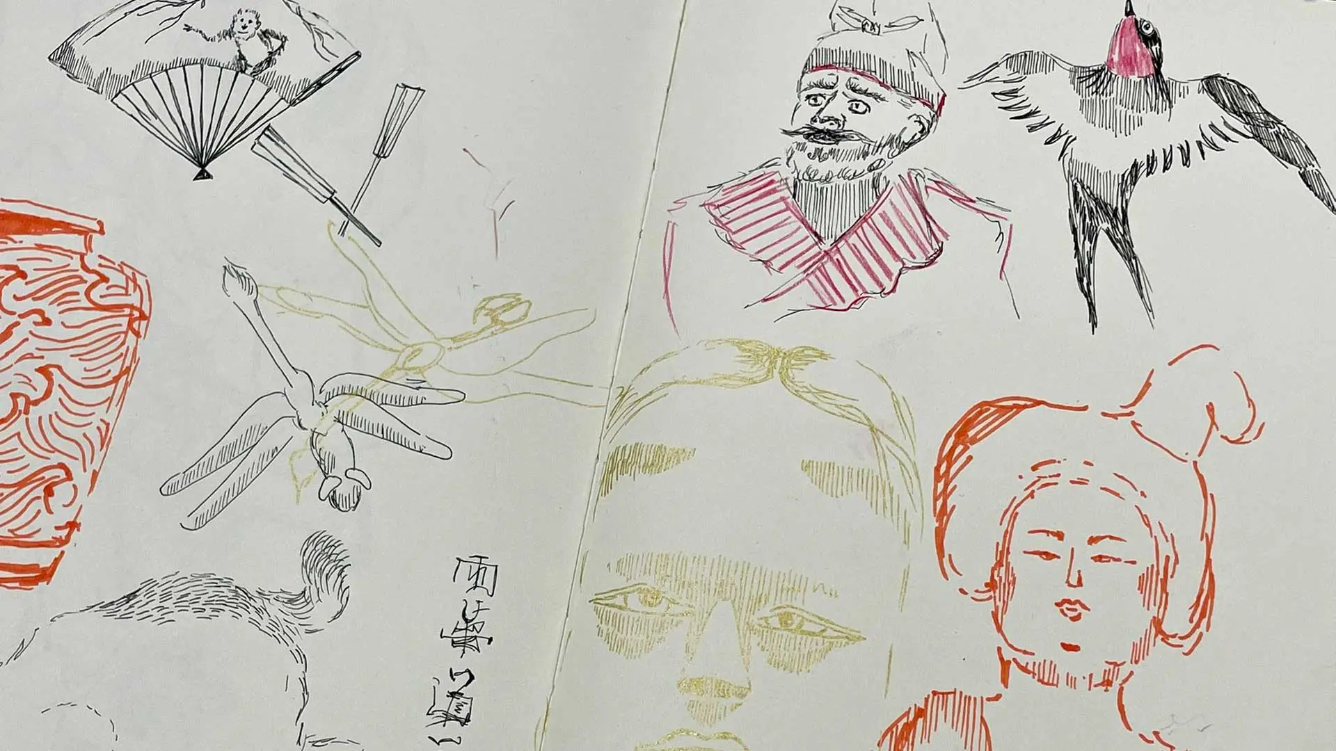 Caderno aberto com desenhos a tinta e a cores de figuras, um leque e um pássaro da coleção