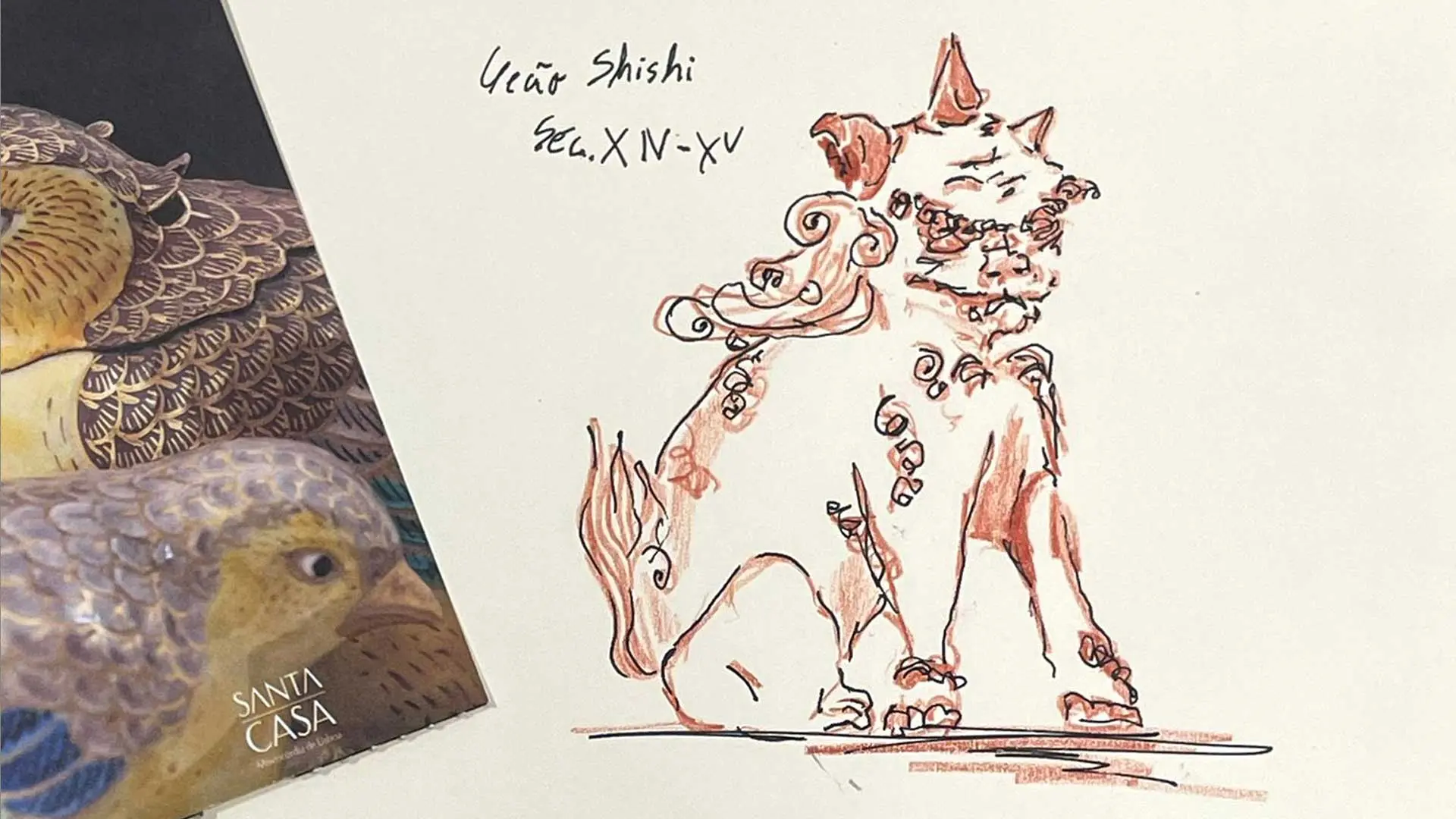 Desenho a tinta e a vermelho de um leão guardião (shishi), com a legenda «Séc. XIV-XV»