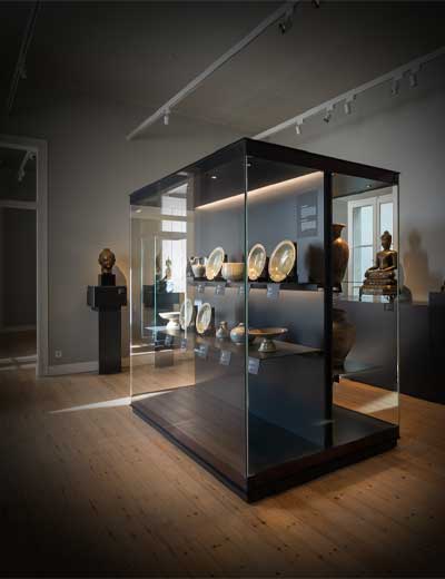 Peças em exposição na Casa Ásia