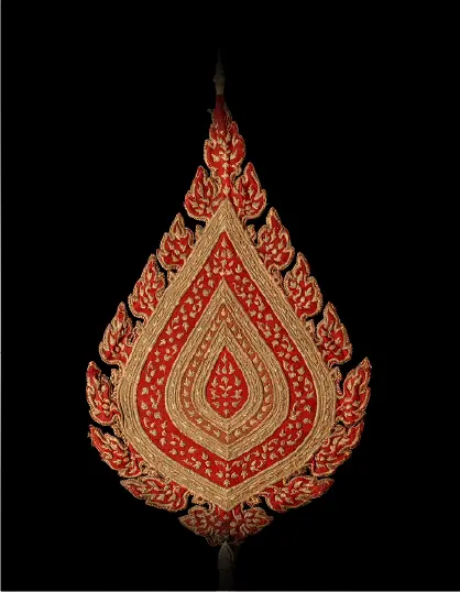 Leque portátil de monge (talapatta), vermelho e dourado, em forma de folha, sobre fundo preto