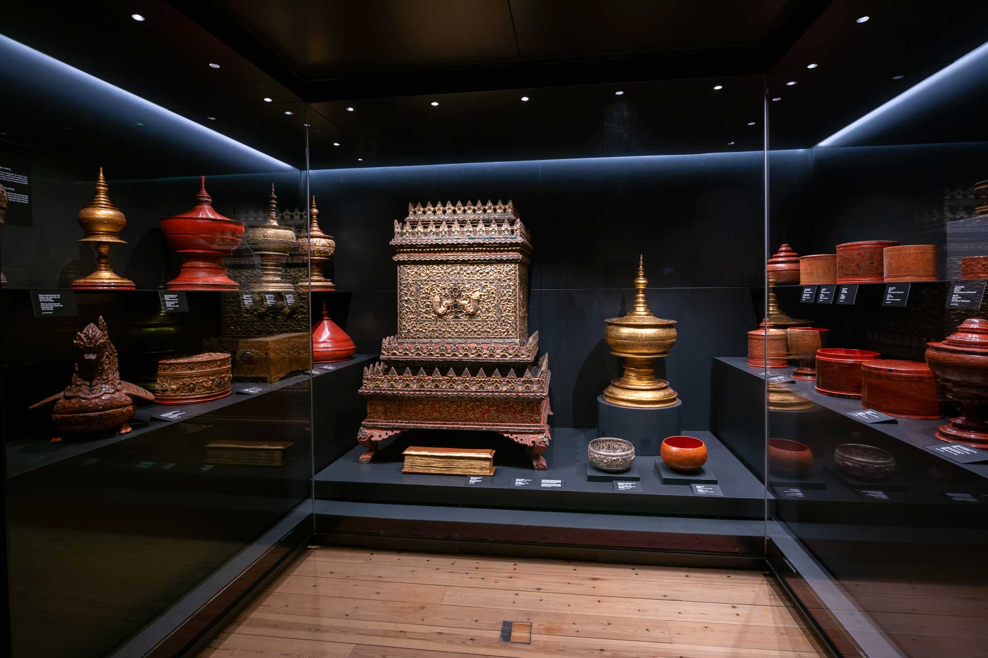 Sala das Lacas com várias obras de arte asiática expostas