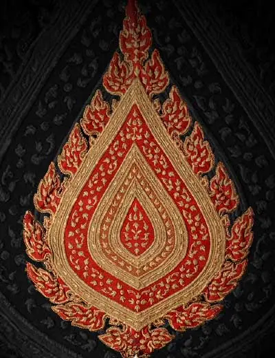 Pormenor de um leque portátil de monge (talapatta), vermelho e dourado, em forma de folha