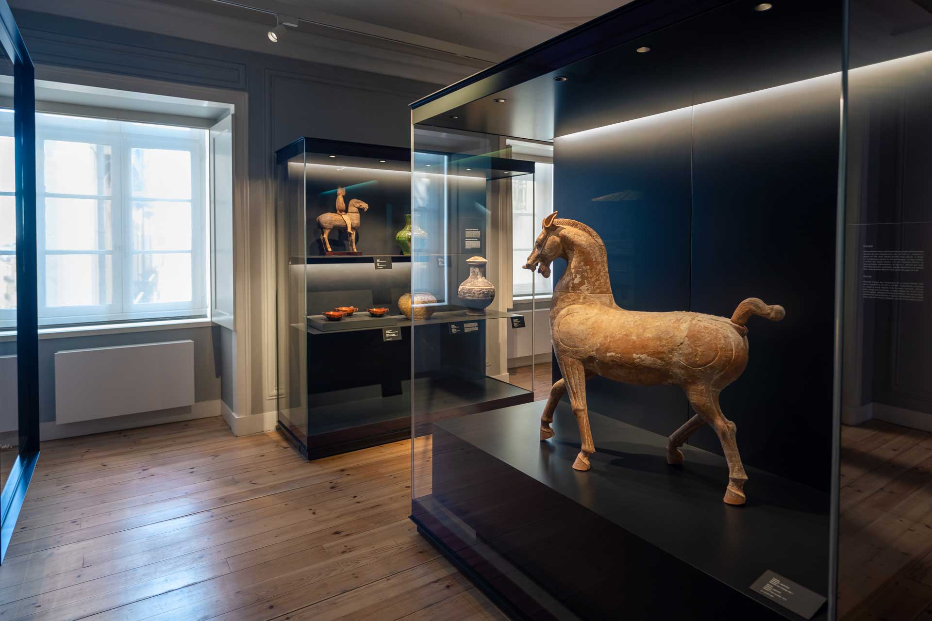 Sala de exposição com Cavalo de terracota