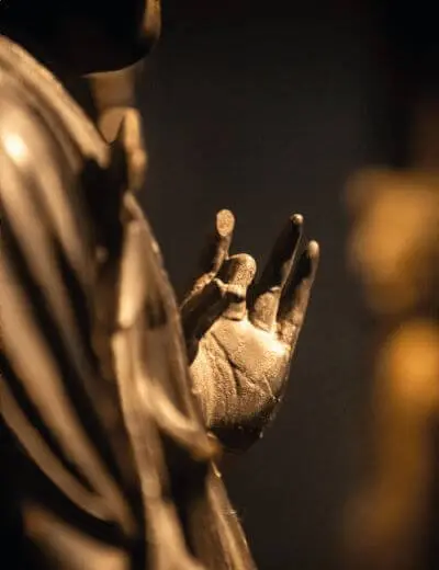 Pormenor da mão erguida de uma estátua de Buda
