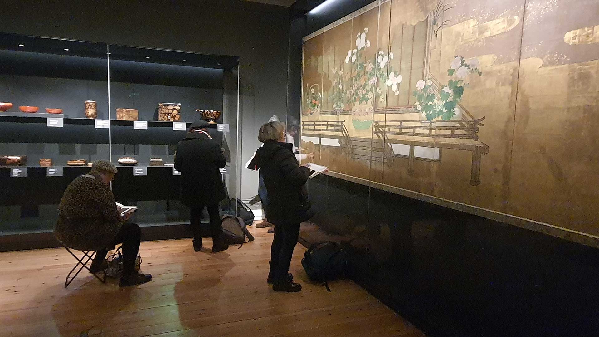 olhar-em-viagem-03 vários participantes do workshop apreciam obras de arte