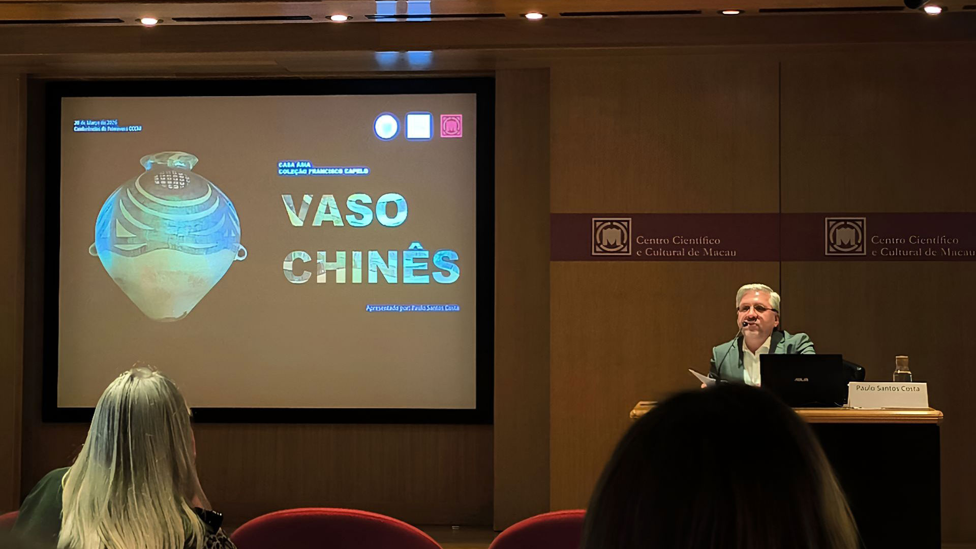 Paulo Santos Costa no palco a fazer apresentação sobre o vaso chinês
