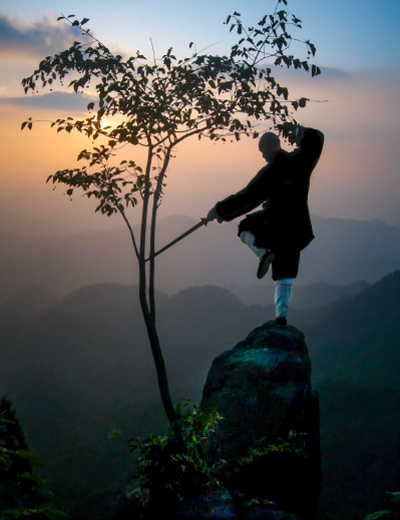 Samurai em cima de pedra ao por do sol