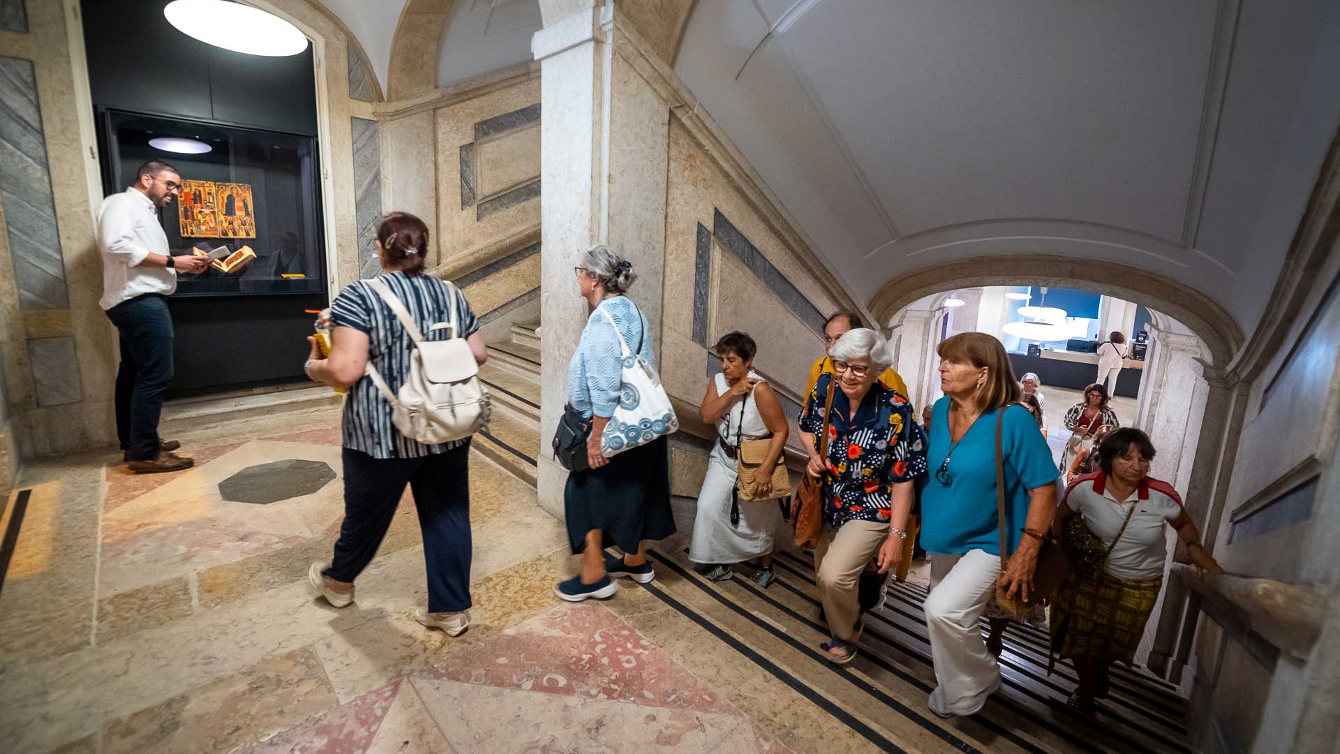 Visitantes a entrar na Casa Ásia